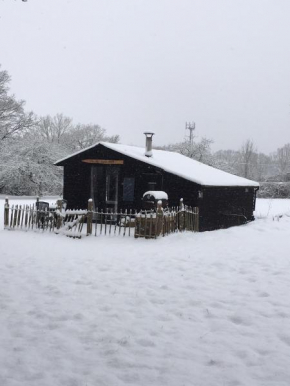 The Old Apple Shed cosy heated cottage in a meadow close to the charming village of Bethersden